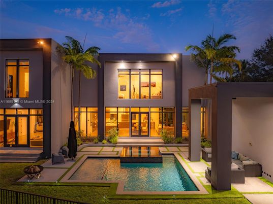 Exterior, Facade, Pool, Modern