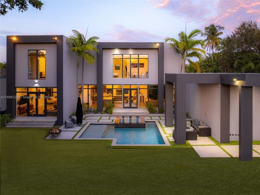 Backyard, Exterior, Facade, Pool, Modern