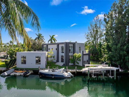 Exterior, Lake