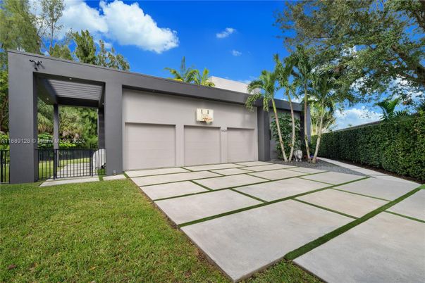 Detached Garage, Exterior