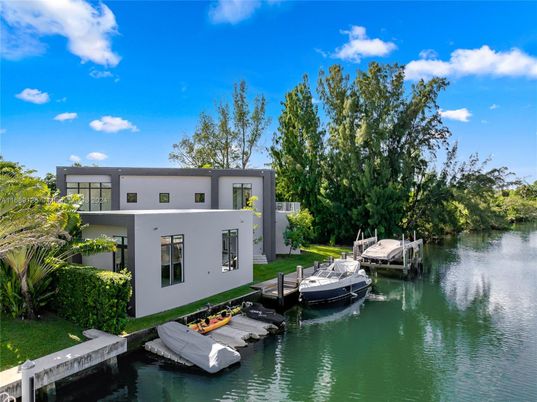 Exterior, Lake