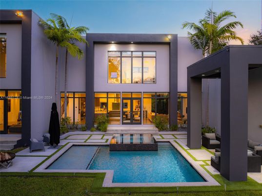 Exterior, Facade, Pool, Modern
