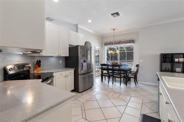 Chandelier, Dining room, Interior, Kitchen, Recessed Lighting, Stainless Steel Appliances