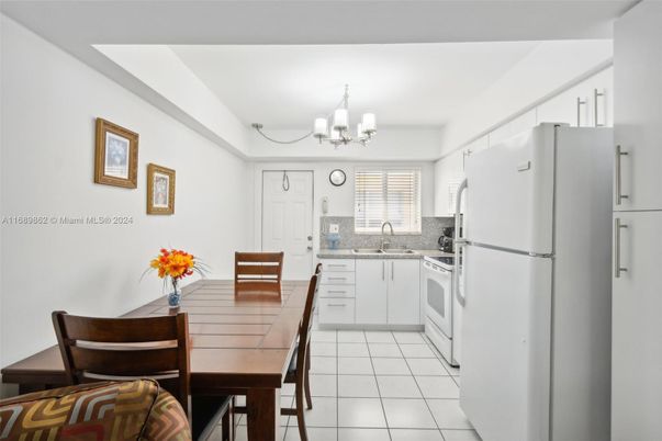 Chandelier, Dining room, Interior, Kitchen
