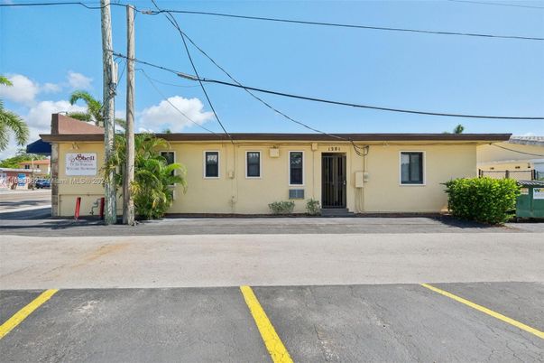 Exterior, Facade, Ranch