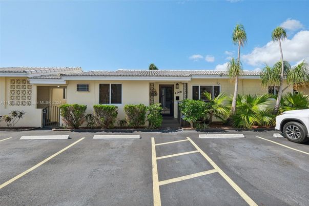 Exterior, Facade, Ranch