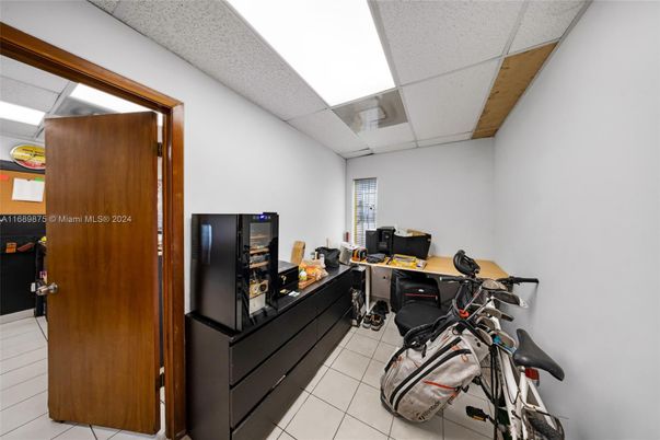 Home Office, Interior