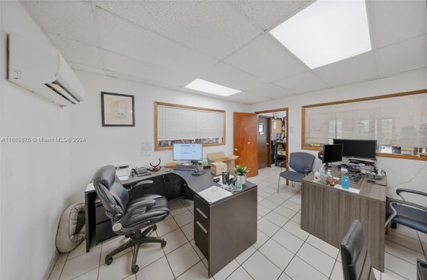 Home Office, Interior