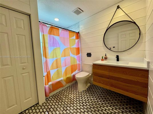 Bathroom, Interior, Recessed Lighting