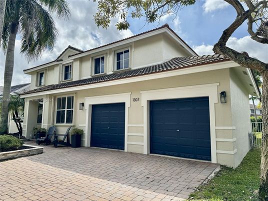 Attached, Exterior, Facade, Mediterranean
