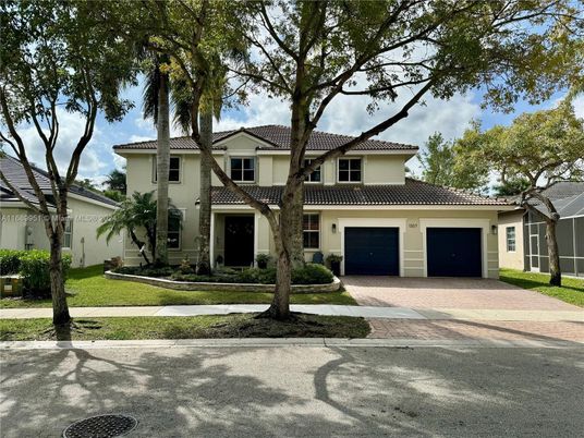 Attached, Exterior, Facade, Mediterranean
