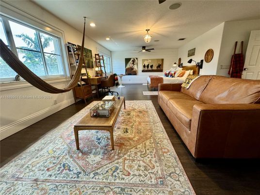 Interior, Living room, Pendant Lights, Piano, Recessed Lighting, Wood Texture Flooring