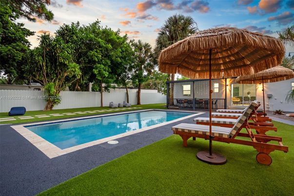 Exterior, Pool