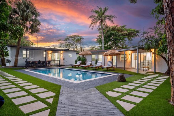 Exterior, Pool