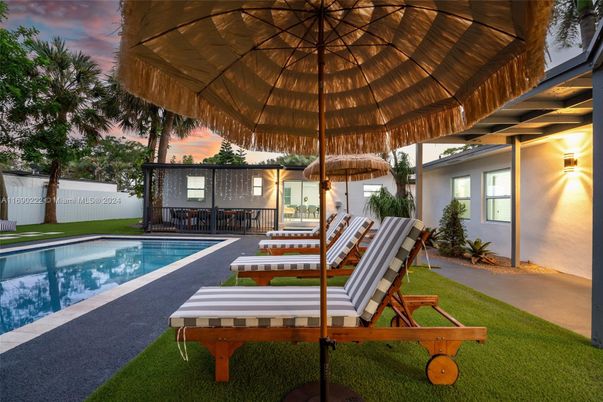 Exterior, Pool