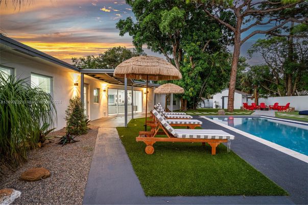 Exterior, Pool