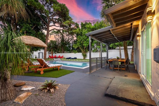 Exterior, Pool