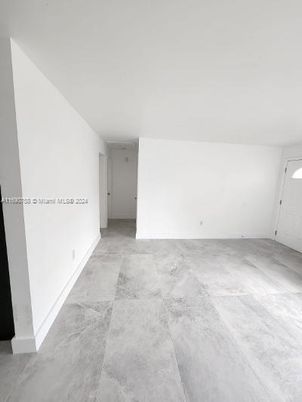 Empty room, Interior
