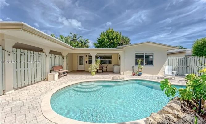 Exterior, Pool