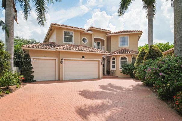 Attached, Exterior, Facade, Mediterranean