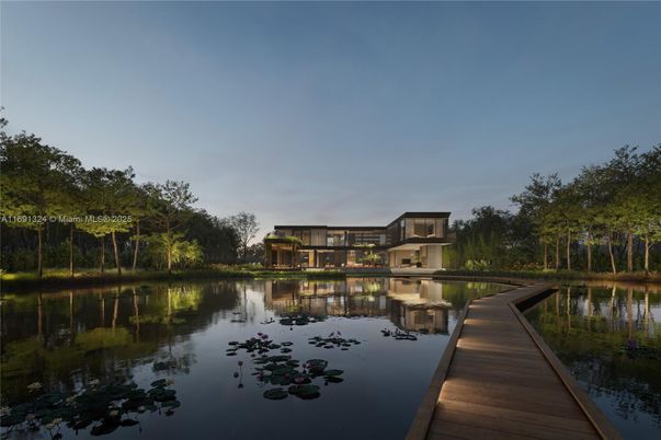 Exterior, Lake