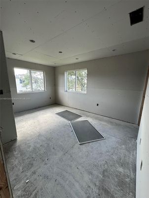 Empty room, Interior