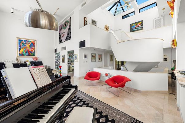Interior, Piano