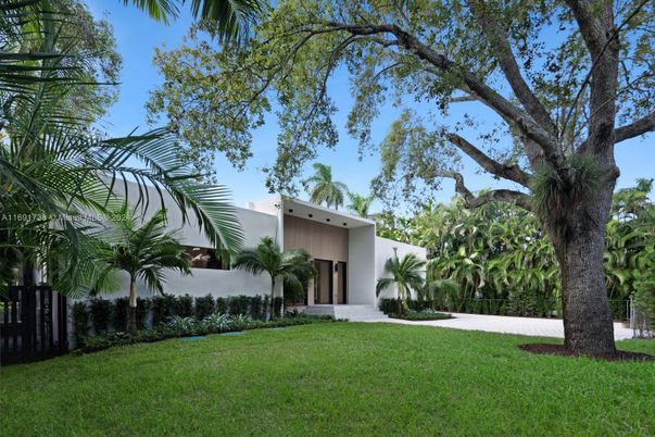 Backyard, Exterior, Facade, Modern