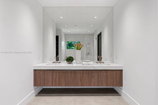 Bathroom, Dual Sink Vanities, Interior, Recessed Lighting