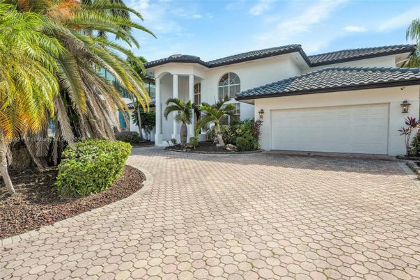 Attached, Exterior, Facade, Mediterranean