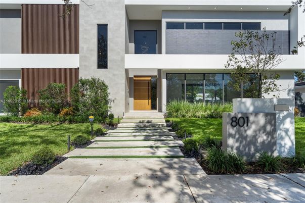 Exterior, Facade, Modern