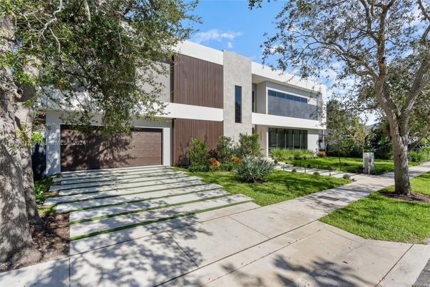 Attached, Backyard, Exterior, Facade, Modern