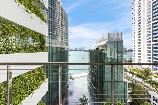 Exterior, Facade, Highrise
