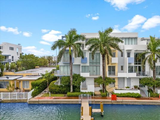 Exterior, Facade, Lake, Modern