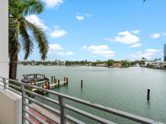 Exterior, Lake