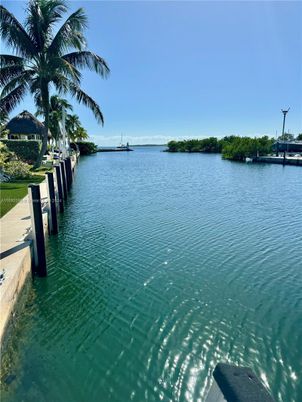 Exterior, Lake