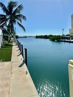 Exterior, Lake