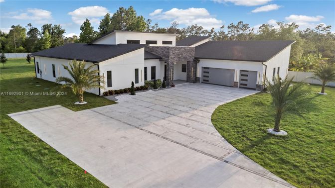 Attached, Backyard, Exterior, Facade, Modern