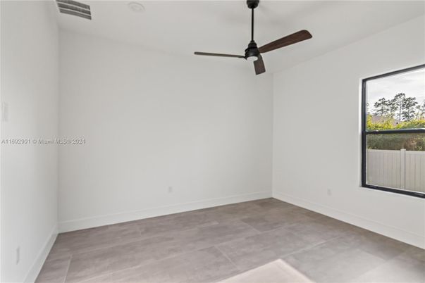 Empty room, Interior