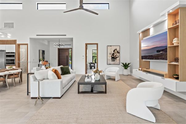Chandelier, Dining room, Interior, Kitchen, Living room, Stainless Steel Appliances