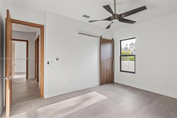 Empty room, Interior