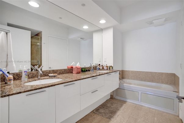 Bathroom, Dual Sink Vanities, Interior, Recessed Lighting