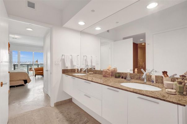 Bathroom, Dual Sink Vanities, Interior, Recessed Lighting