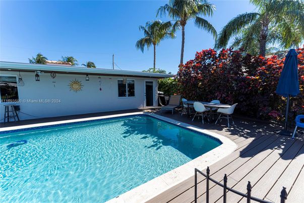 Exterior, Pool