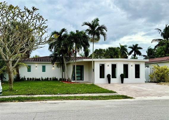 Exterior, Facade, Ranch