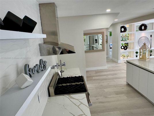 Interior, Recessed Lighting, Wood Texture Flooring