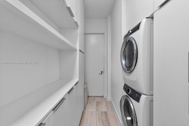 Interior, Utility Closets, Washer, Wood Texture Flooring