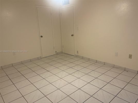 Empty room, Interior