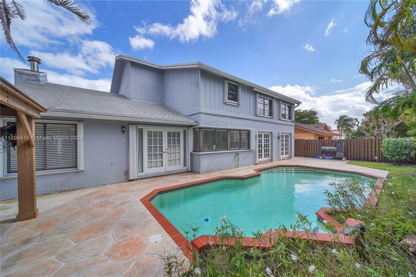 Exterior, Pool
