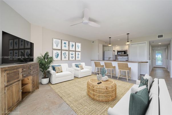 Interior, Kitchen, Living room, Pendant Lights, Recessed Lighting, Stainless Steel Appliances